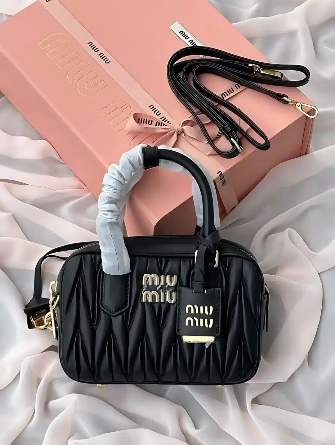 Miu Miu Çanta Nakışlı Deri Siyah