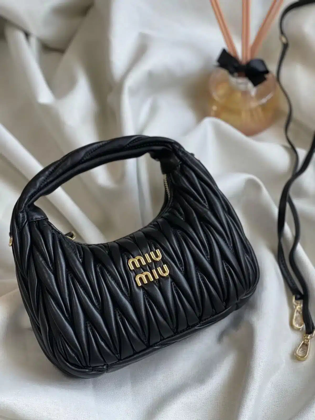 Miu Miu Yuvarlak Deri Çanta