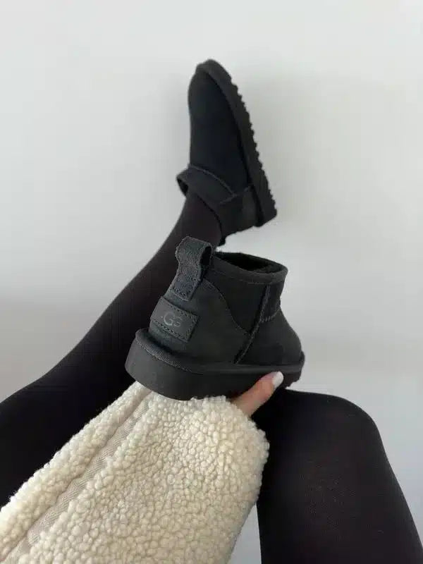 UGG Siyah Mini