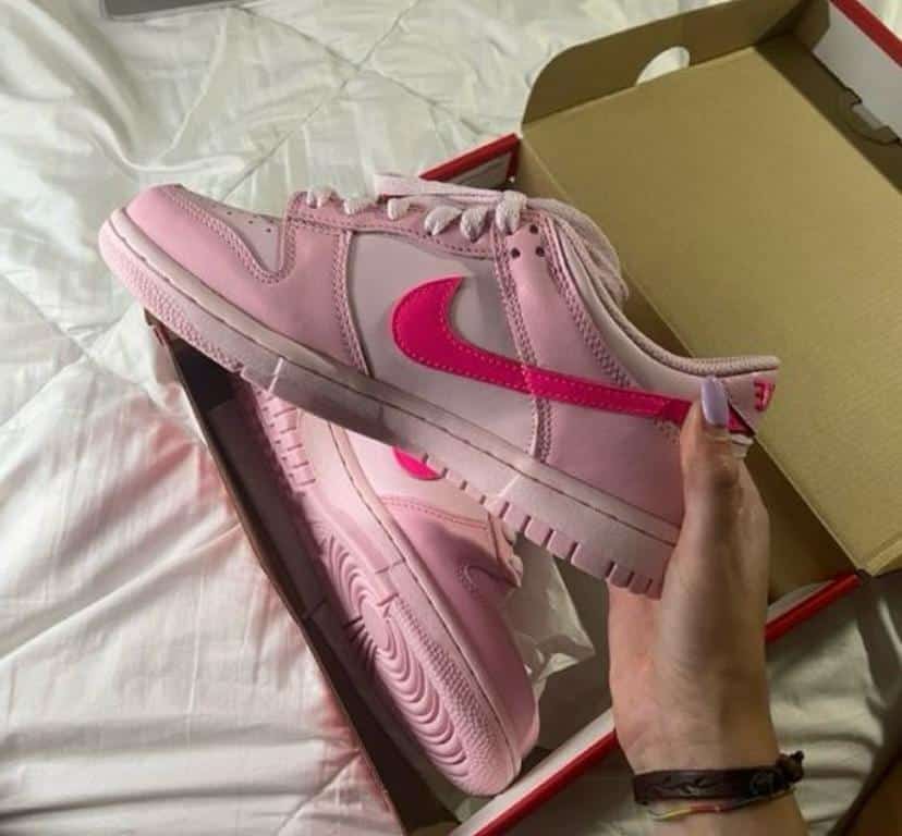 Nike dunk triple pink